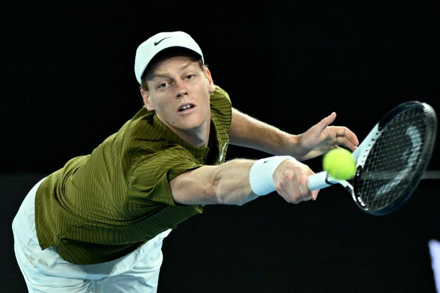 <p>Сръбският ветеран Новак Джокович направи почти немислимото, като обърна световния номер 2 Яник Синер с 3:6, 6:3, 4:6, 6:4, 6:4 за четири часа и 9 минути игра на Откритото първенство на Австралия по тенис.</p>