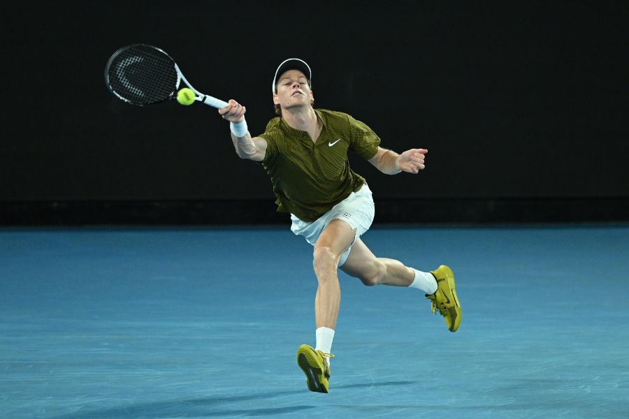 <p>Сръбският ветеран Новак Джокович направи почти немислимото, като обърна световния номер 2 Яник Синер с 3:6, 6:3, 4:6, 6:4, 6:4 за четири часа и 9 минути игра на Откритото първенство на Австралия по тенис.</p>