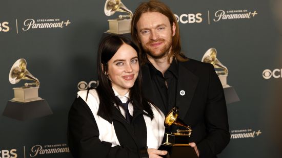 Billie Eilish остро критикува ICE в трогателна реч на наградите Грами: „Никой не е незаконен на открадната земя“