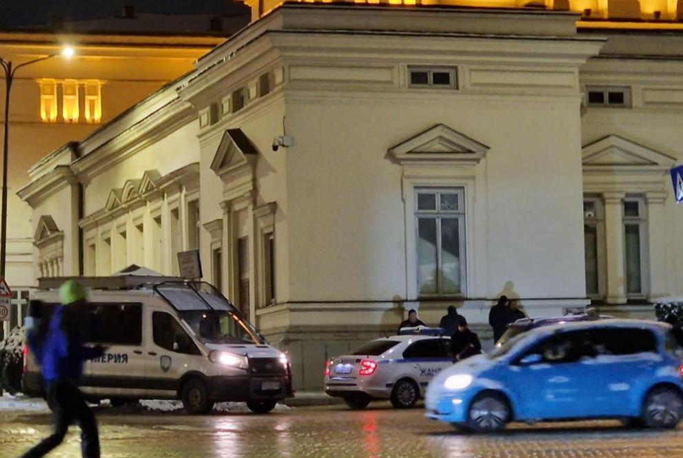 Мъж нападна служител на жандармерията пред сградата на Народното събрание