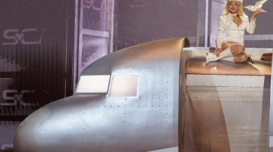 Критики към Sabrina Carpenter заради гълъб, и към Lady Gaga - заради пера