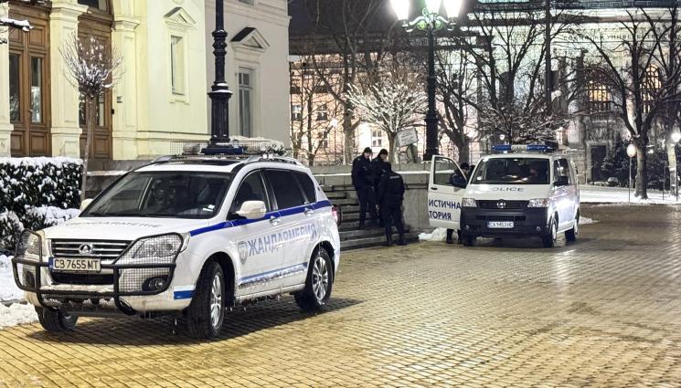 а - ЕКШЪН: Мъж скочи да бие жандармерист пред Народното събрание (СНИМКИ)