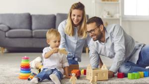 родители дете къща