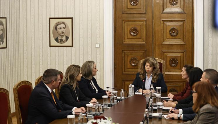 герб сдс илияна йотова - КОНСУЛТАЦИИТЕ ПРИ ПРЕЗИДЕНТА: ГЕРБ-СДС предлага избор на нов председател на НС