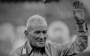 Футболни величия и фенове отдадоха почит на Спиро Дебърски