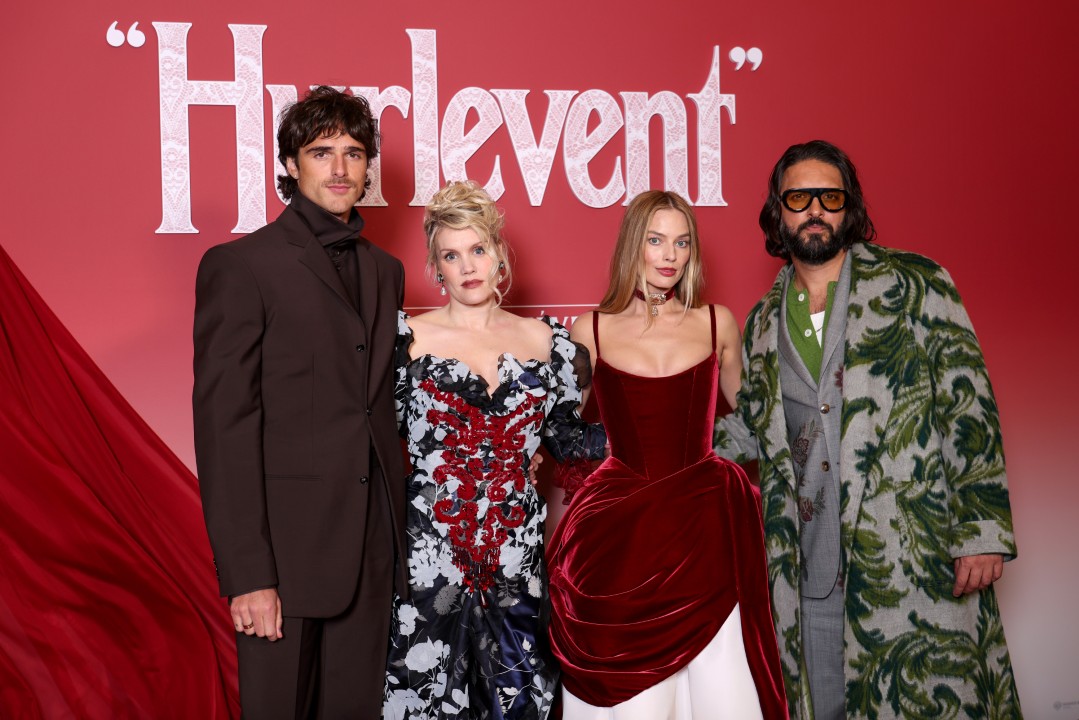 <p>Марго Роби привлече всички погледи с масивна диамантена огърлица, оценена на над 100 карата, по време на премиерата на &bdquo;Брулени хълмове&ldquo; в Париж.</p>