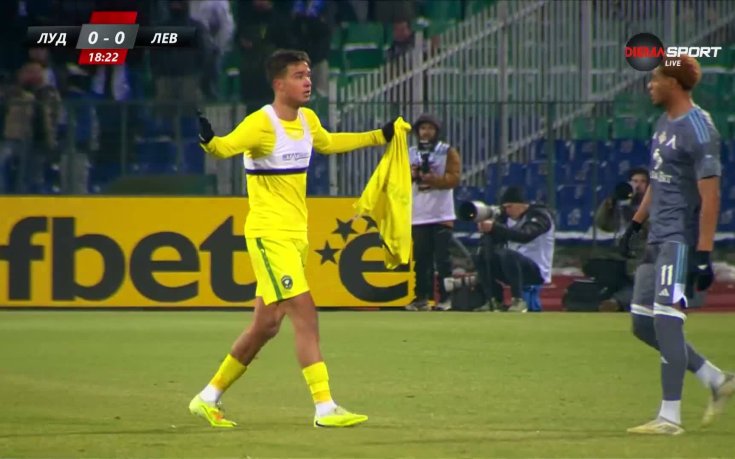 Петър Станич демонстративно хвърли фланелката си на земята и получи жълт картон Суперкупа2025