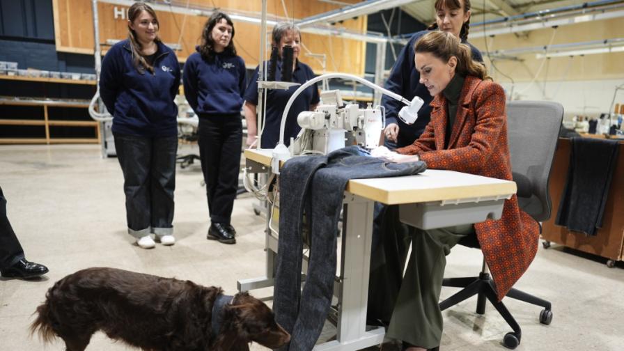 Принцеса Кейт посети фабрика за вълна в...