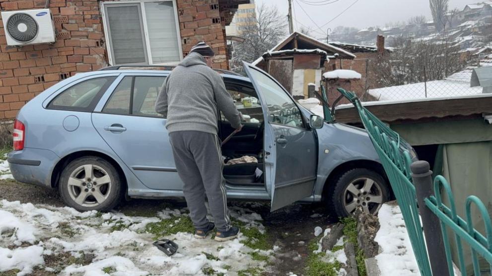 Кола потегли на собствен ход и се спря в ограда