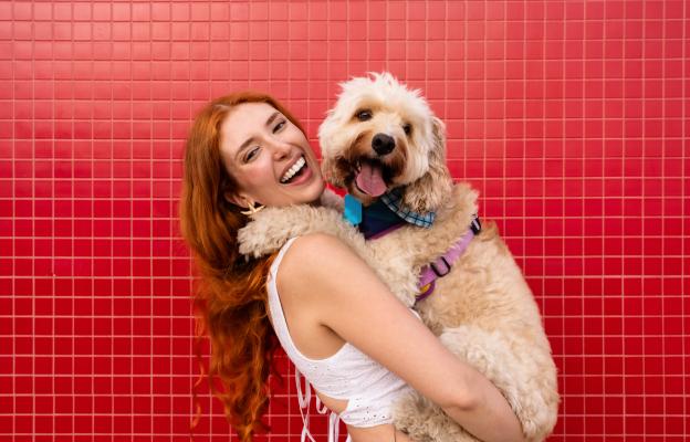 куче човек щастие