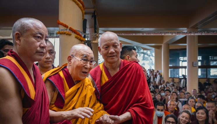 Далай Лама - Ламо Дондруб става Далай Лама на две!