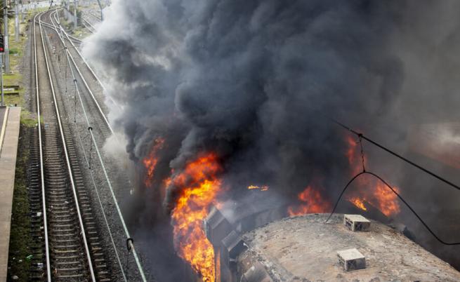 Товарен влак дерайлира в Русия, пламнаха цистерни с гориво