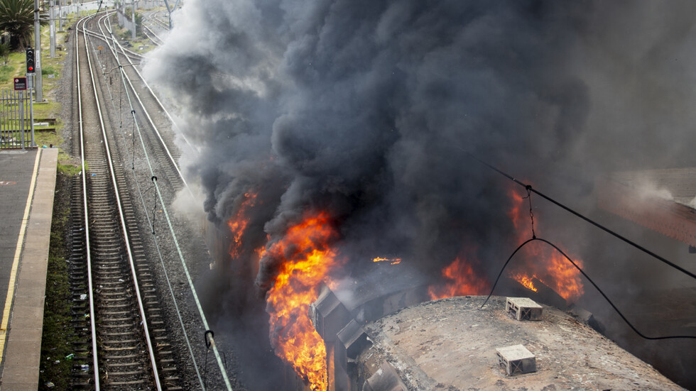 Товарен влак дерайлира в Русия, пламнаха цистерни с гориво