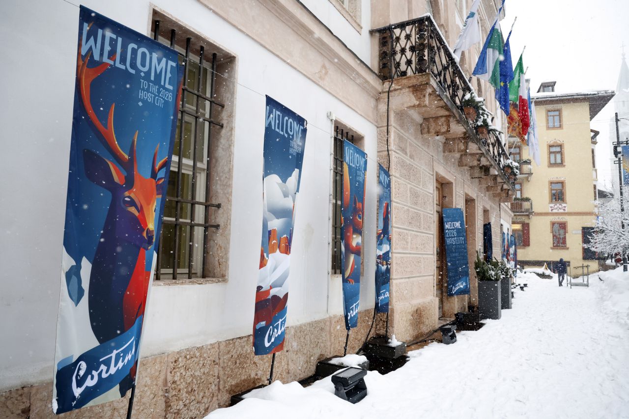 <p>Доломитите потънаха в пухкав сняг и гъста мъгла, превръщайки олимпийските писти в Кортина д"Ампецо в истинска зимна приказка само ден преди началото на Игрите.</p>