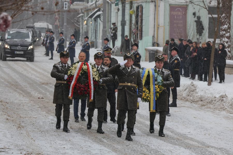 <p>Доналд Туск и Володимир Зеленски отдават почит на загиналите за Украйна в Киев.</p>
