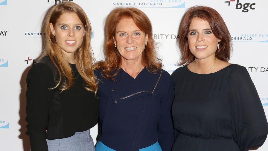 Принцесите Беатрис и Юджини с майка им Сара Фъргюсън