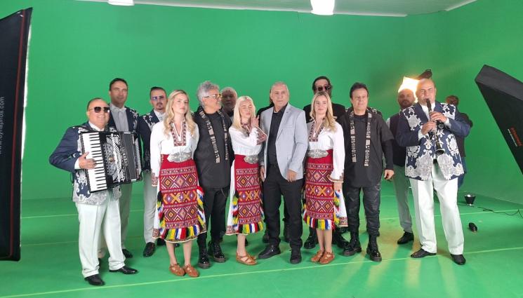 стоичков - Стоичков пее с Канарите в нов хит на Стефан Димитров