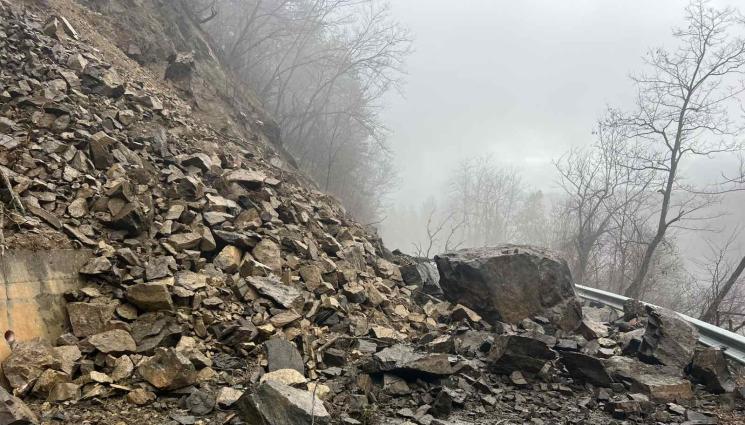 садасд - Свлачище затвори пътя за село Кремен