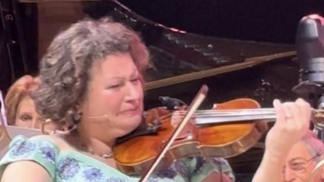 Трогателен момент: Цигуларката Кремена Минева не можа да удържи сълзите си на концерта на Андре Рийо (ВИДЕО)