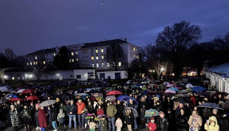 бгнес - Протест пред „Св. Анна“ във Варна в подкрепа на медиците от закриващото се отделение