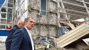 Губернаторът на руската Белгородска област Вячеслав Гладков разглежда разрушения