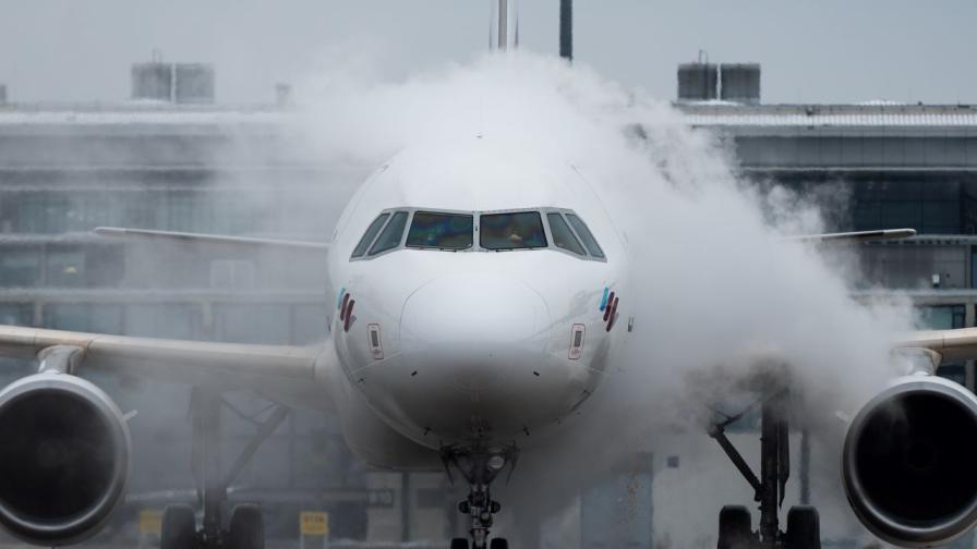 Зимен хаос в Берлин: Спират полети, лед сковава германската столица