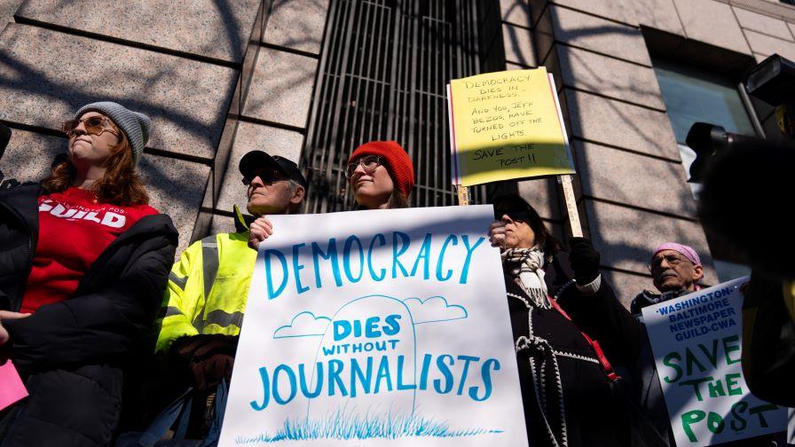 Стотици излязоха на протест срещу масовите съкращения в The Washington Post