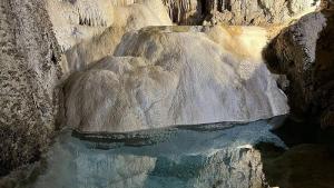 Преливащите синтрови езера в пещера Ухловица