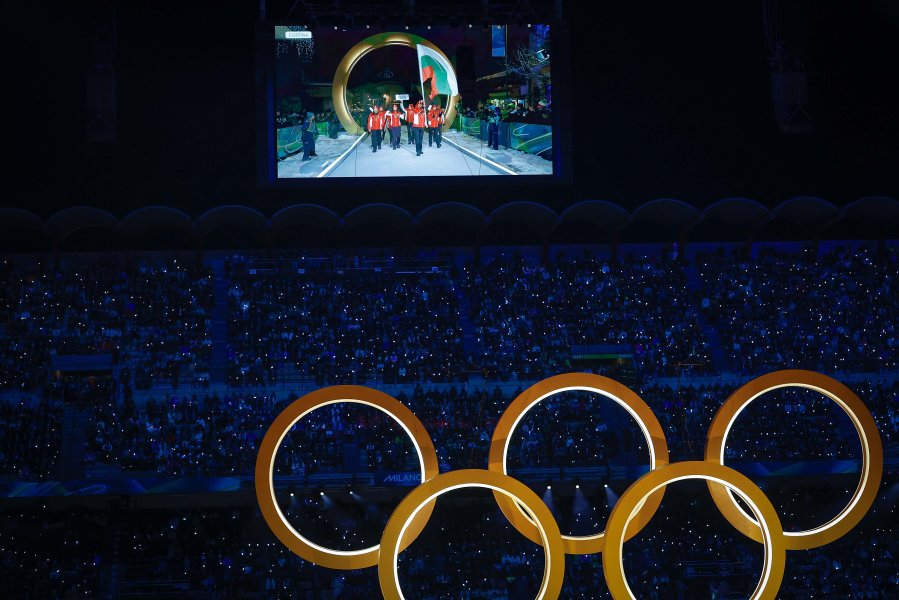 Александра Фейгин развя българския флаг в Милано а Владимир Илиев1