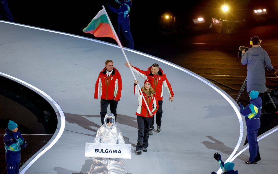 Александра Фейгин развя българския флаг в Милано, а Владимир Илиев - в Кортина, 06.02.2026 г.