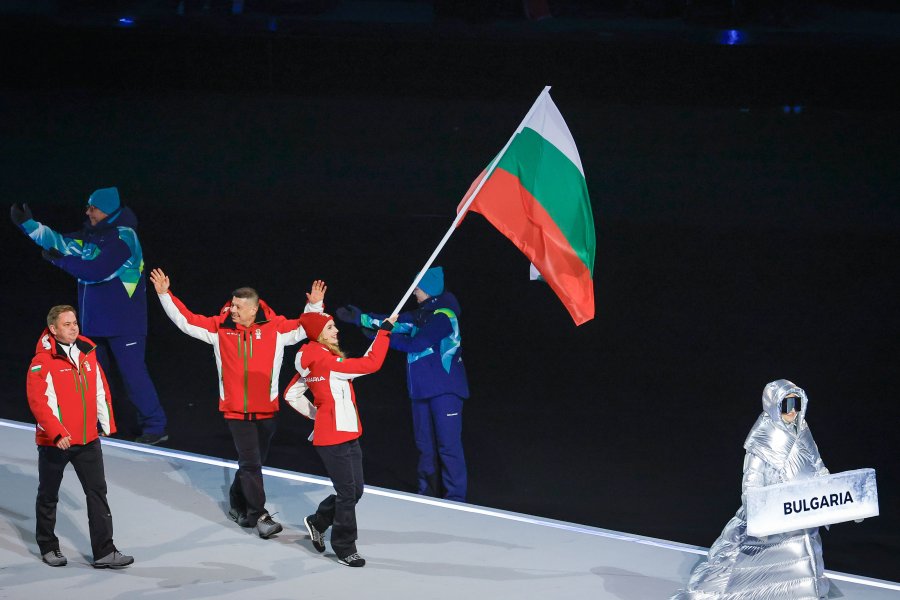 Александра Фейгин развя българския флаг в Милано а Владимир Илиев1