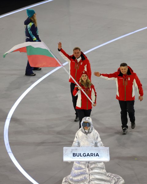 Българската делегация по време на церемонията на откриването на Зимните1