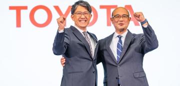 <p>Коджи Сато (ляво) и Кента Кон (дясно) при предаване на властта в Toyota в началото на февруари 2026 г.</p>