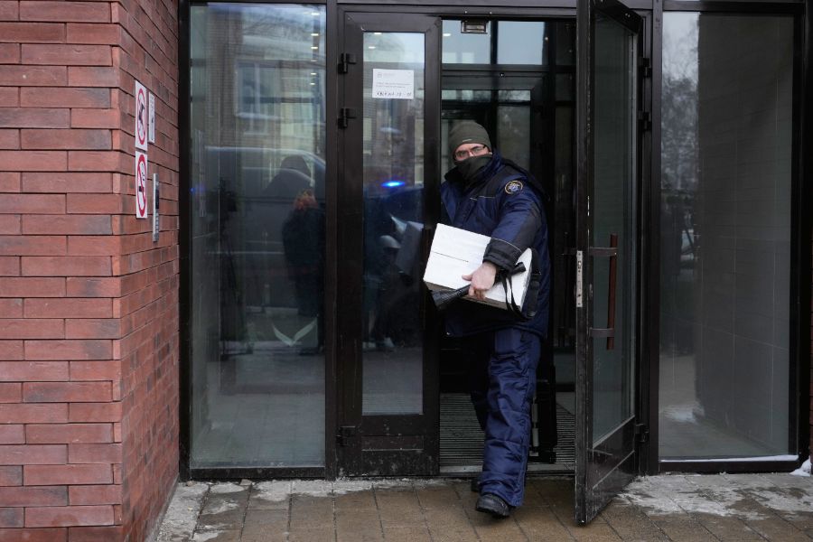 <p>Разследващи напускат блока, където бе прострелян генерал-лейтенант Владимир Алексеев.</p>