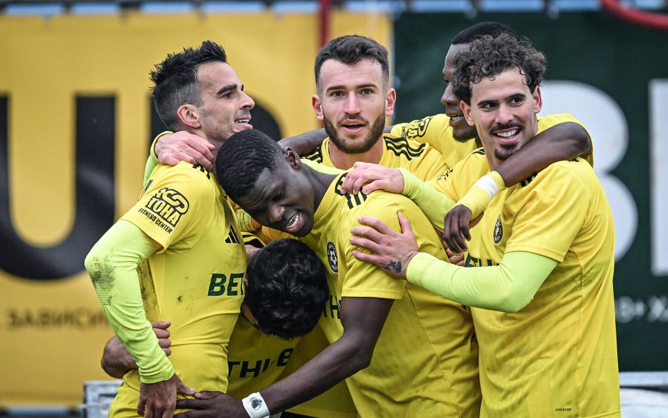 Добруджа и Ясен Петров стовариха цялата си ярост срещу Септември и се отлепиха от дъното