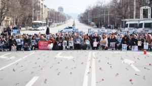 Близки на загинали при катастрофи затвориха за кратко кръстовището на