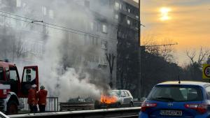 За горяща кола в София сигнализираха читатели на DarikNews DarikNewsКолата