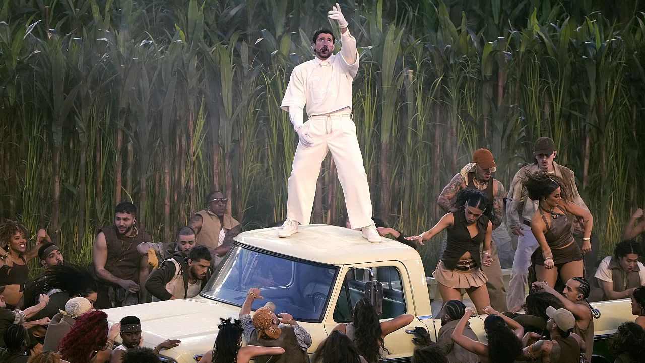 <p>Суперзвездата Bad Bunny оглави грандиозното шоу на полувремето на Apple Music Super Bowl LX, което се проведе на 8 февруари 2026 г. на стадион &bdquo;Ливайс&ldquo; в Санта Клара, Калифорния.&nbsp;Президентът на САЩ, Доналд Тръмп, разкритикува шоуто и каза, че е "е абсолютно ужасно"</p>