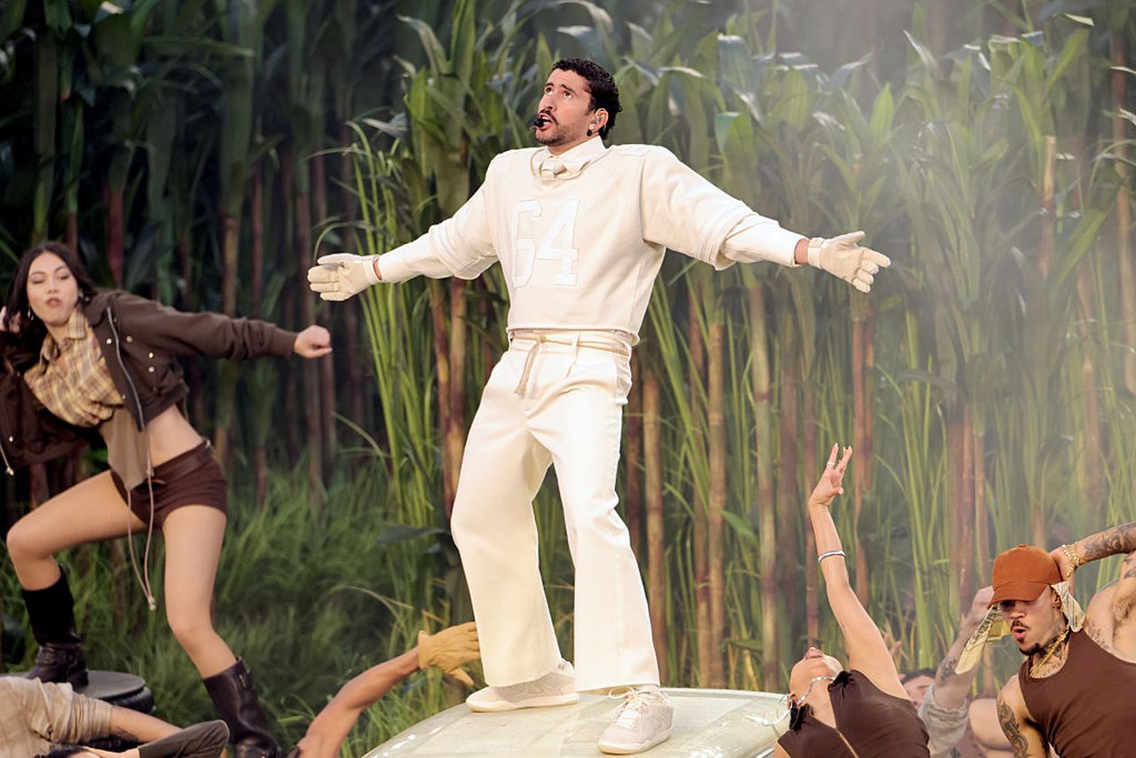 <p>Суперзвездата Bad Bunny оглави грандиозното шоу на полувремето на Apple Music Super Bowl LX, което се проведе на 8 февруари 2026 г. на стадион &bdquo;Ливайс&ldquo; в Санта Клара, Калифорния. Президентът на САЩ, Доналд Тръмп, разкритикува шоуто и каза, че е "е абсолютно ужасно"</p>