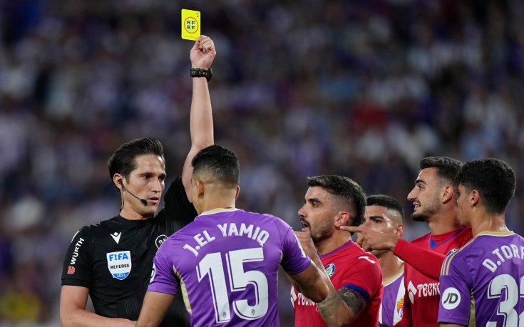 Уникален куриоз! Футболист вкара в двете врати и бе изгонен на мач в Испания