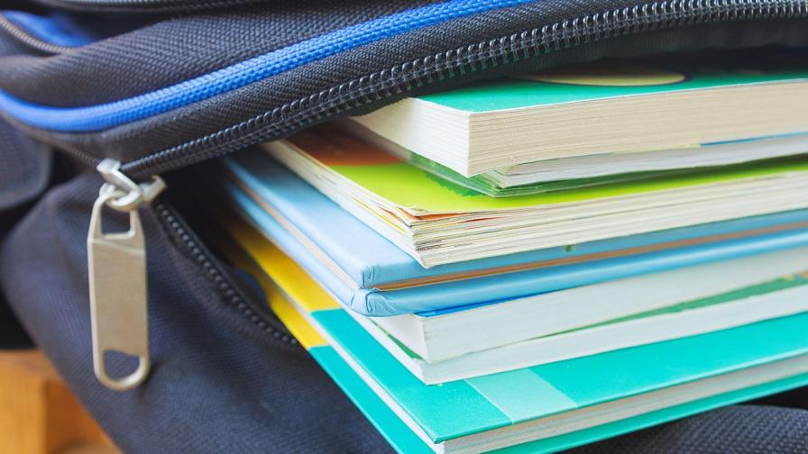 <p>Въвеждането на еврото налага нови учебници в училище</p>