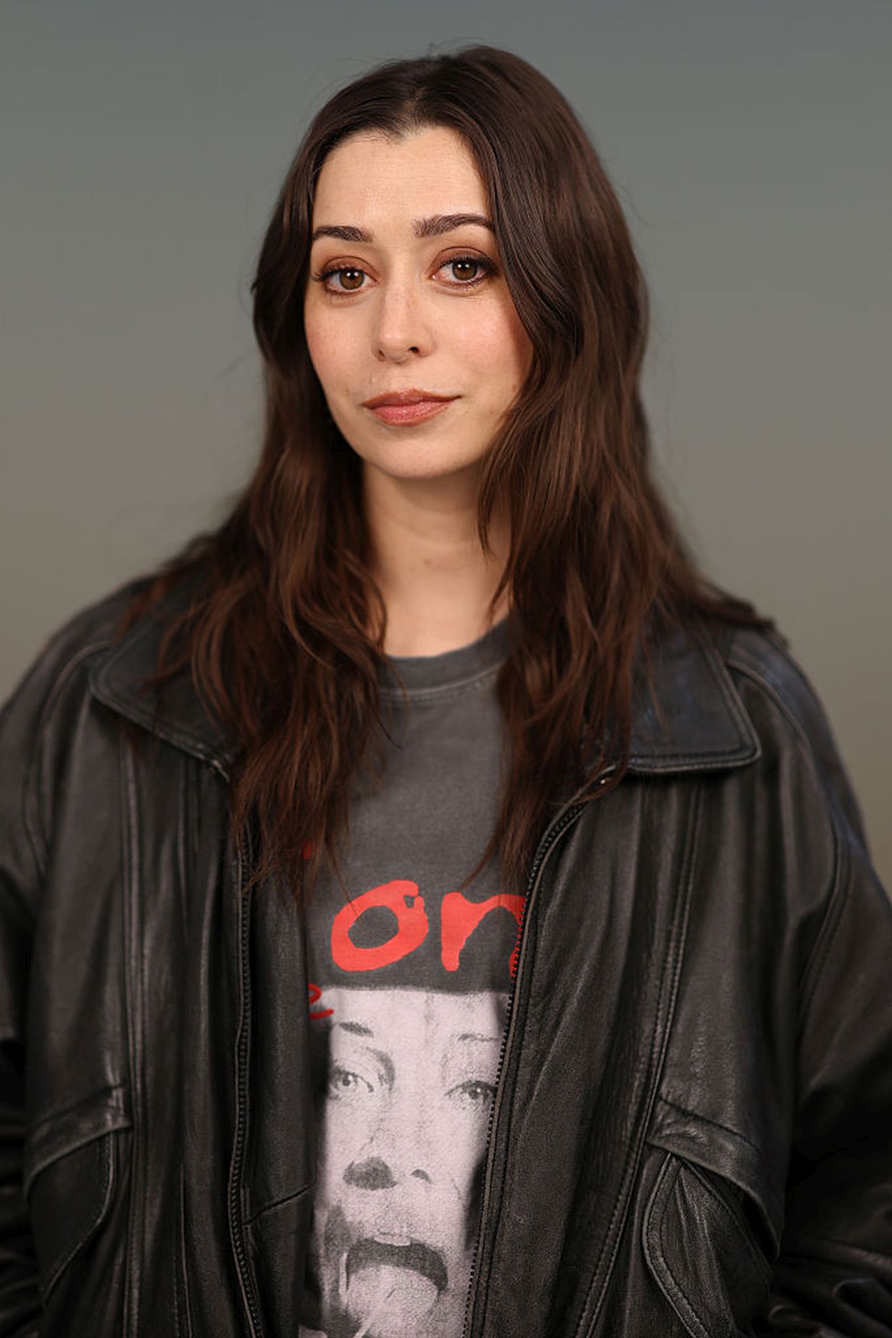 <p><strong>Кристин Милиоти (Трейси Макконъл / Майката)</strong>- След &bdquo;Как се запознах с майка ви&ldquo; Кристин Милиоти се утвърди като една от най-интересните актриси на своето поколение. Тя участва в сериали като &bdquo;Fargo&ldquo;, &bdquo;Black Mirror&ldquo; и &bdquo;The Mindy Project&ldquo;. Най-успешният ѝ филмов проект след <em><strong>"Как се запознах с майка ви"</strong></em>&nbsp;е романтичната комедия &bdquo;Palm Springs&ldquo; (2020), закупена от Hulu за рекордните 17,5 млн. долара. Милиоти участва и в сериалите &bdquo;Made for Love&ldquo; и &bdquo;The Resort&ldquo;.</p>