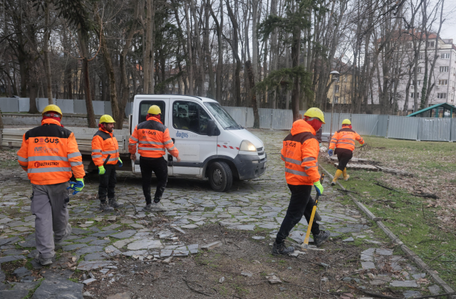 В парка на Военната академия Г С Раковски заради разширението
