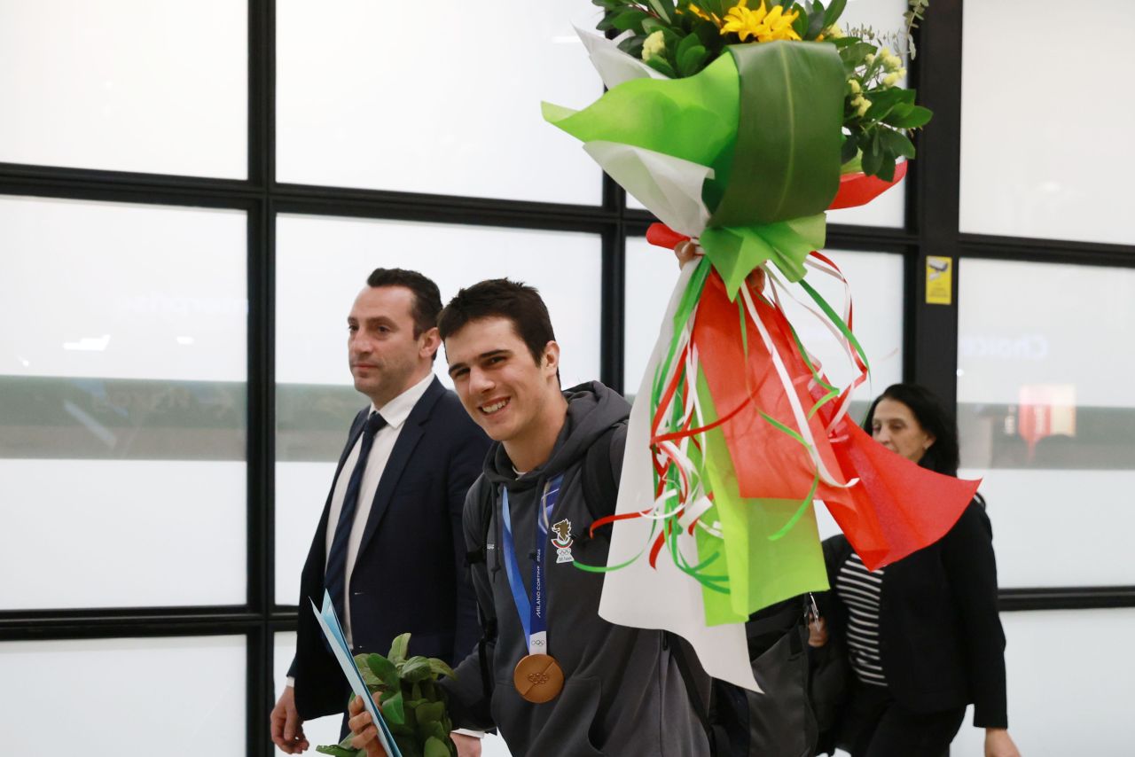 <p>Бронзовият медалист от Олимпиадата в Милано-Кортина - Тервел Замфиров, се прибра на родна земя</p>