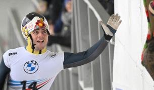 МОК цензурира каската на украински спортист с лицата на жертвите на войната