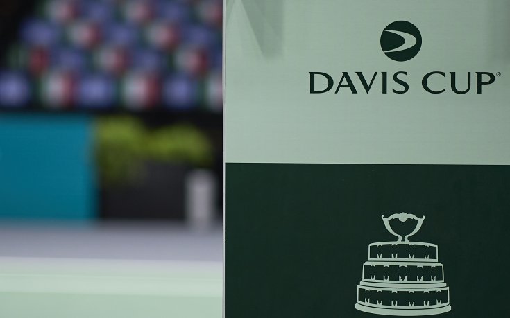 Скандал на Купа Дейвис! Полиция спасява тенисисти от гневни фенове (видео)