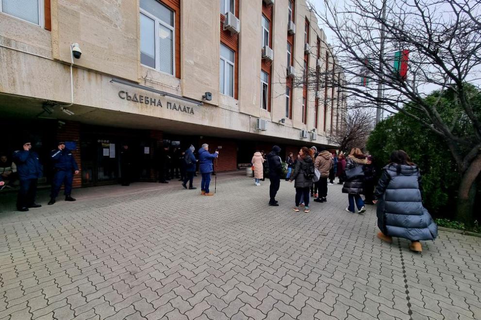 Граждани се събраха пред Съдебната палата в Сливен с искане