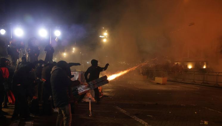 с - ЕКШЪН В ТИРАНА: Сблъсъци, арести, ранени протестиращи и полицаи при опозиционен митинг