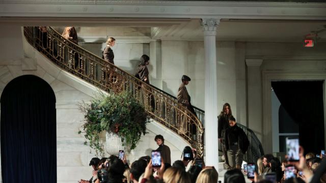 Елегантност в тъмни тонове: Ralph Lauren с впечатляваща колекция есен/зима 2026 (ГАЛЕРИЯ)