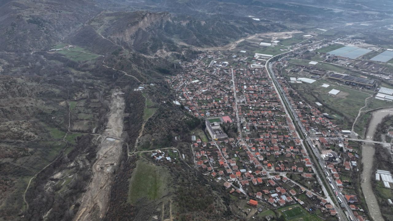 <p>На обходния път на Кресна ще има три големи моста и два тунела. В момента на обекта работят над 60 тежкотоварни машини и 170 строители&nbsp;</p>